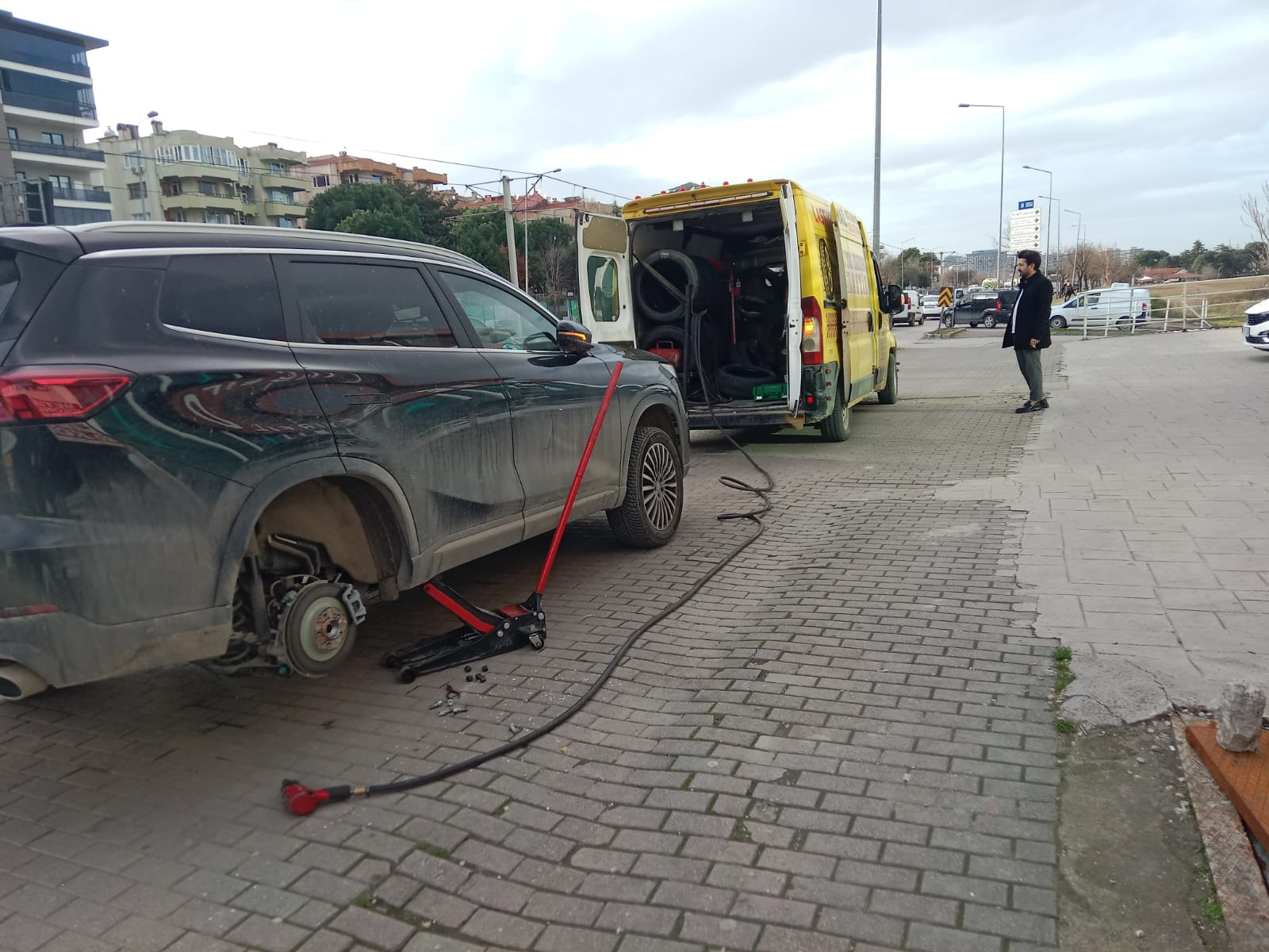 Bursa gündüz mobil lastik tamir aracı ve ustası çalışırken