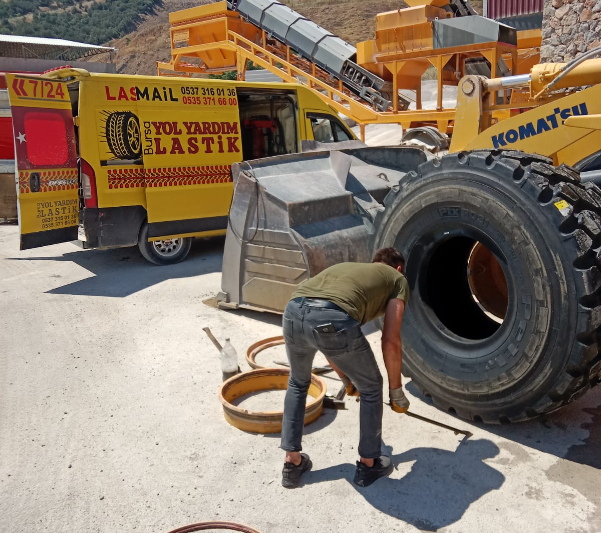 Bursa gece nöbetçi lastikçi aracı ve yerinde lastik değişimi