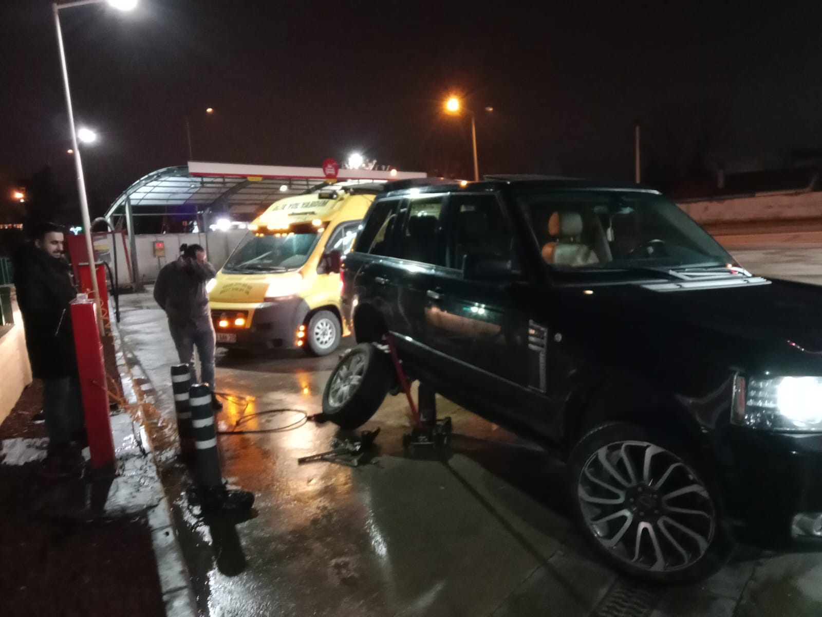 Bursa gece nöbetçi lastikçi aracı ve yerinde lastik değişimi